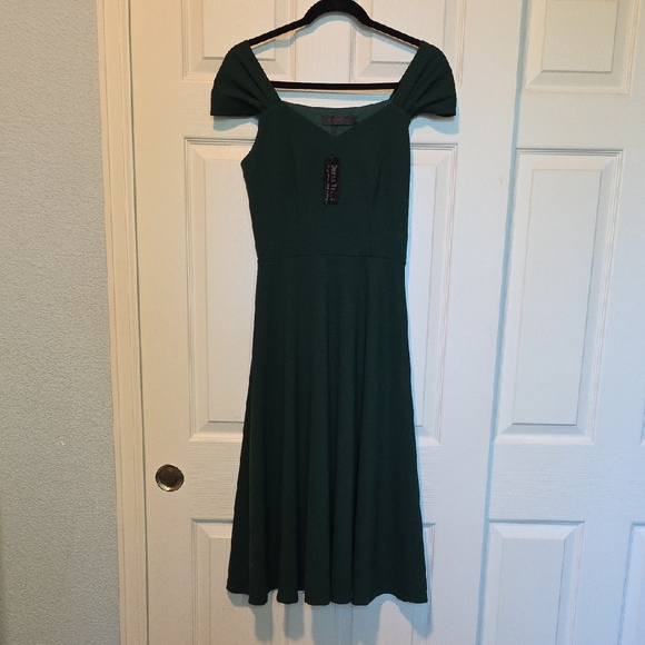 Elegant Green Women's Dress - Picture 1 of 3